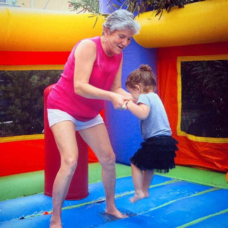 Los juegos inflables no faltaron en la fiesta de Erin, quien se divirtió en éstos.