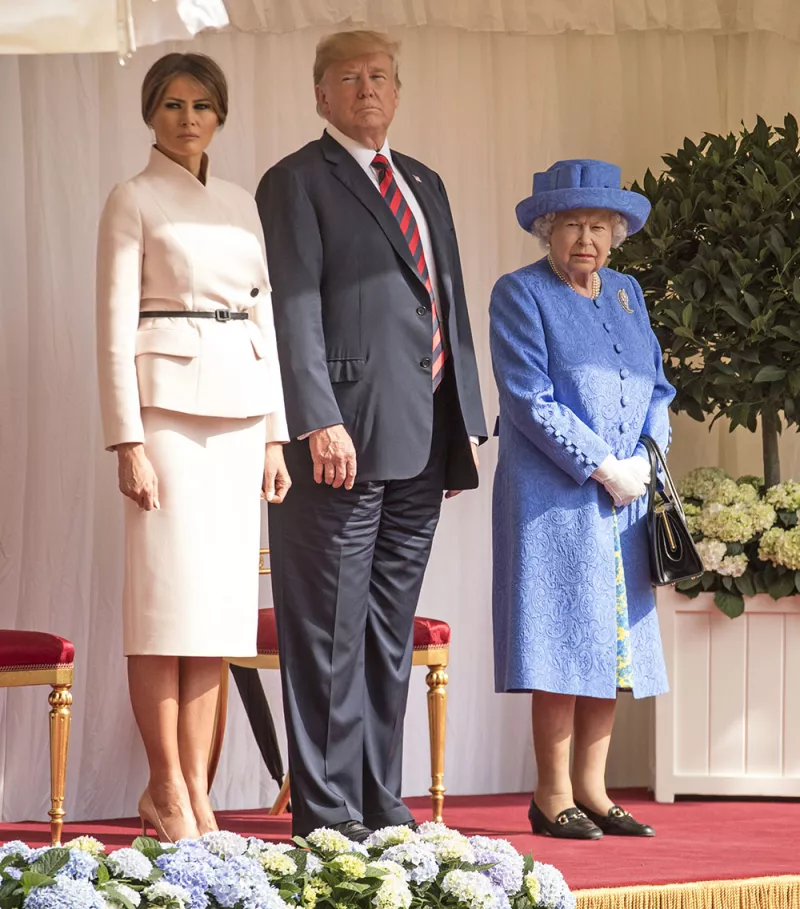 Melania y Donald Trump junto con la reina Isabel II