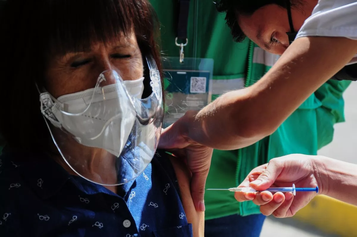Una adulta mayor es vacunada contra el Covid-19 en la Alcaldía Miguel Hidalgo.