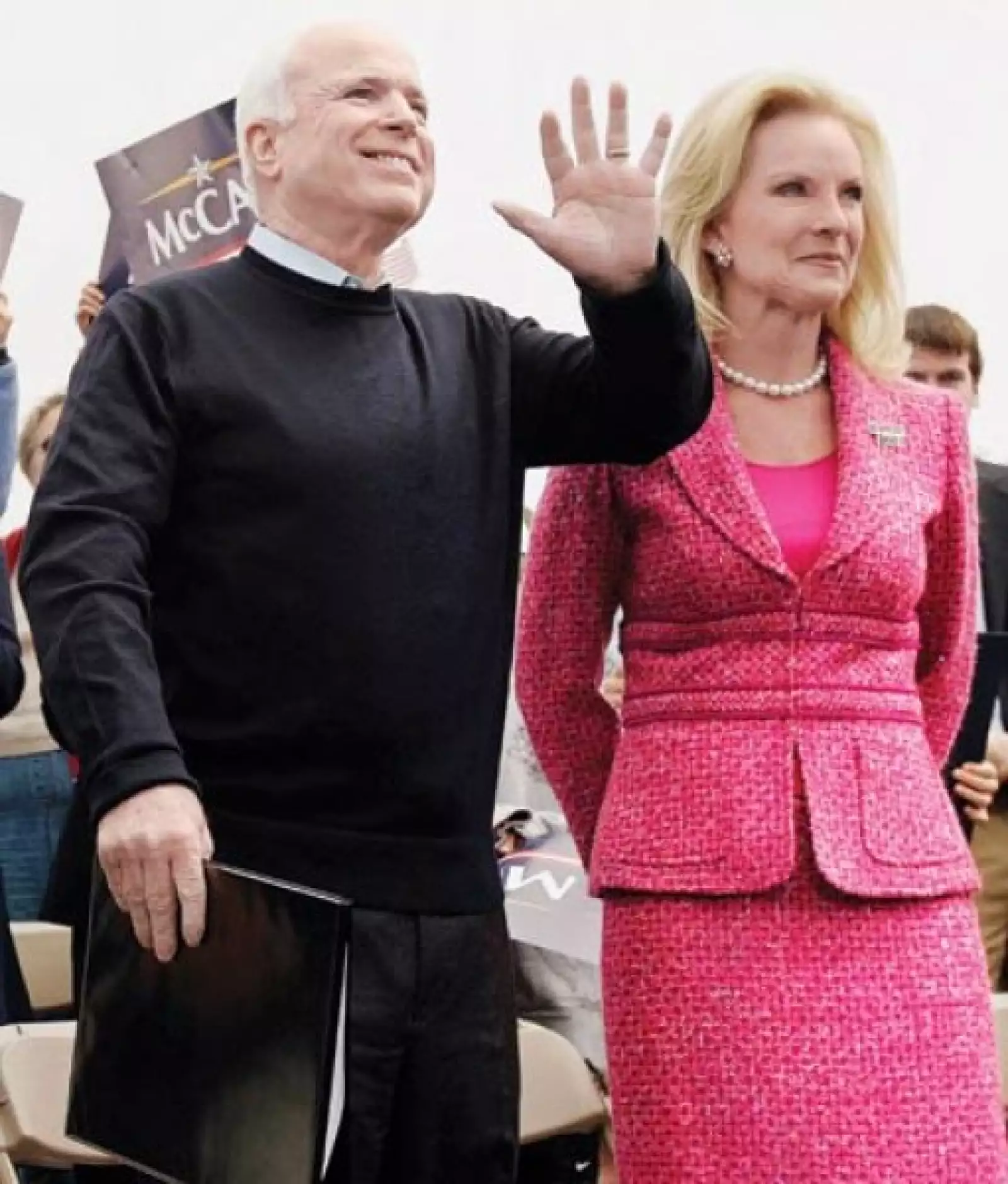 Cindy en un traje de teed que combinó, una vez más, con perlas.