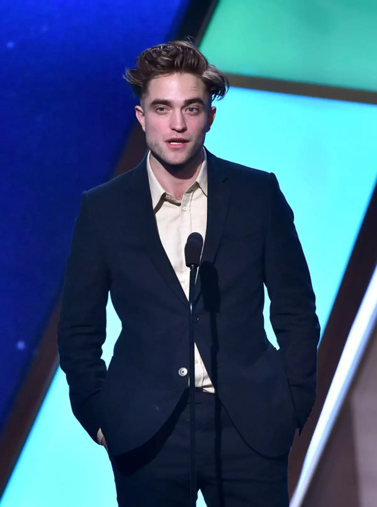 Robert Pattinson tiene un estilo desenfadado... y a las mujeres les encanta.