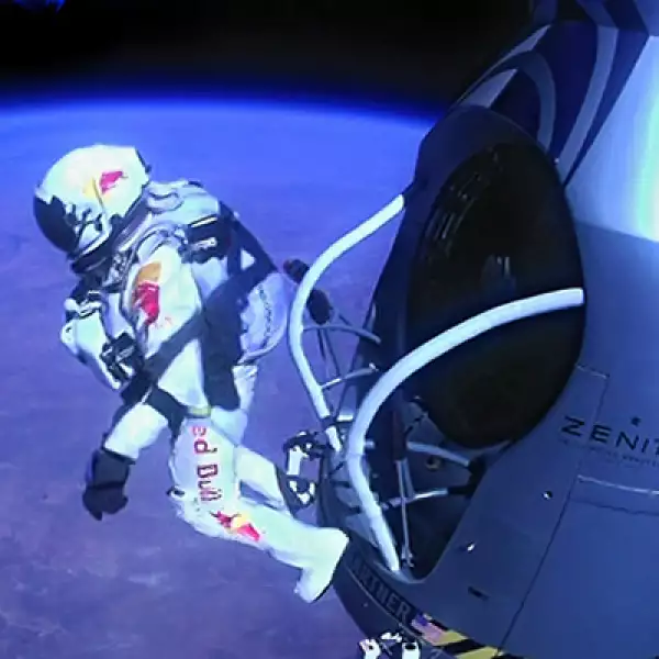14 de octubre. El austriaco Felix Baumgartner saltó desde la estratósfera a 39,068 metros de altura. Para realizar la hazaña, el aventurero se preparó  cinco años para ser el primer humano en romper la barrera del sonido.