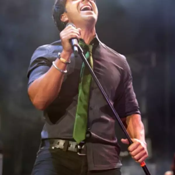 El puertorriqueño Luis Fonsi se entregó por completo en el escenario.