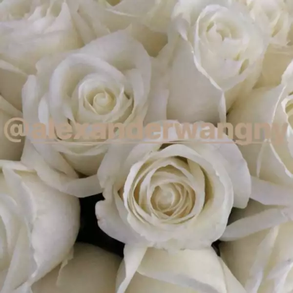 Kim Kardashian recibió decenas de flores por su cumple 37