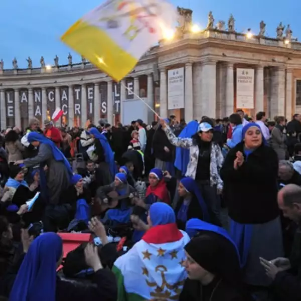 JPII - beatificación - fieles esperan