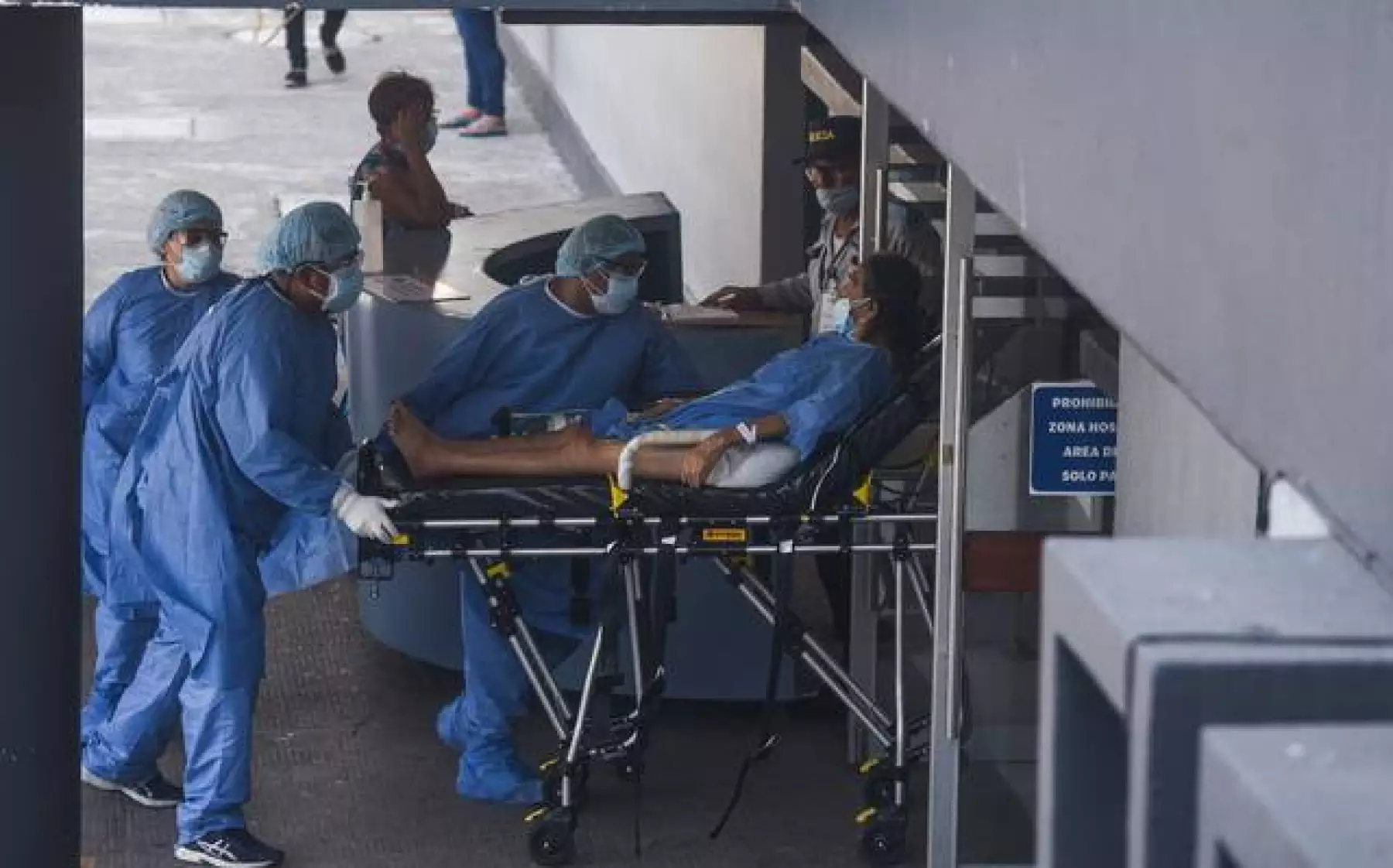 personal médico ingresando a hospital con paciente covid