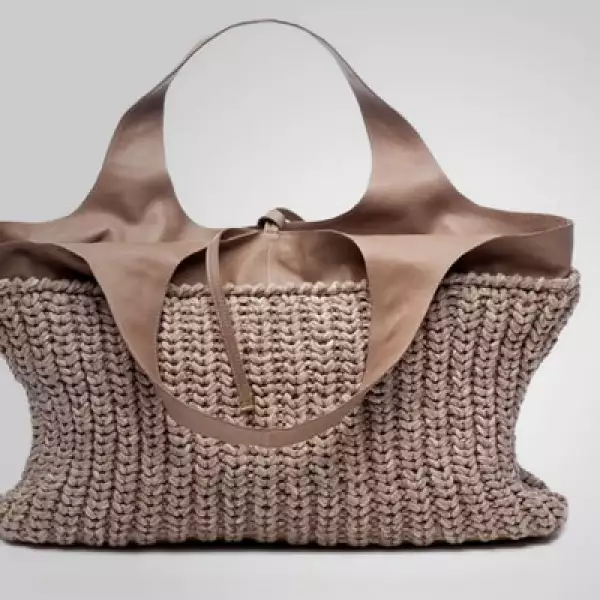 Esta mochila en color café, tejida en punto, le da un toque casual a tu ‘outfit’.