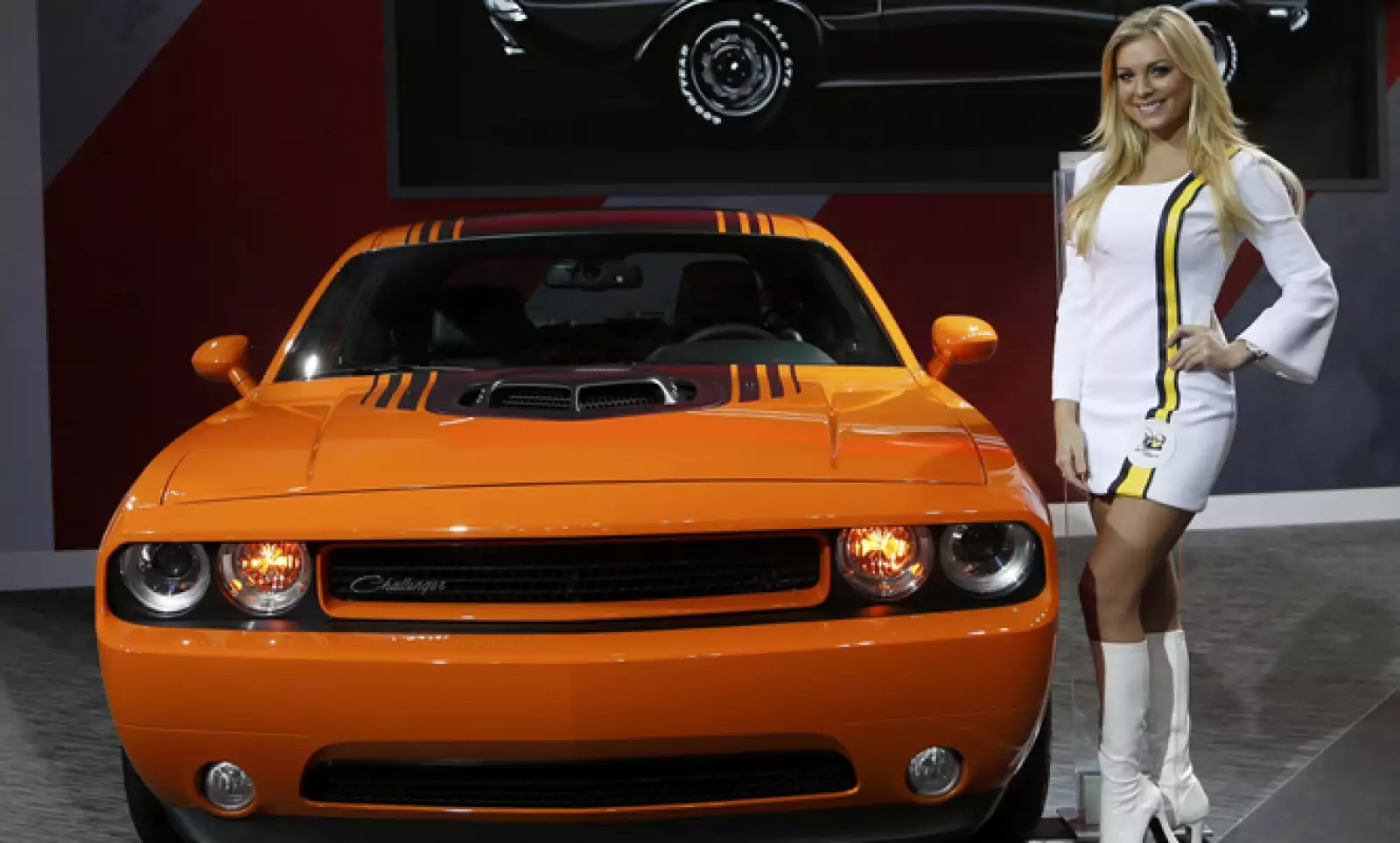 Sarah Segan junto al auto, que en México se vende desde los 420,400 pesos, a los 652,400.