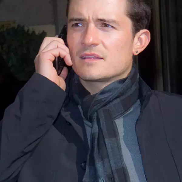 El actor Orlando Bloom saliendo de la presentación de la colección Otoño-Invierno de Balenciaga.