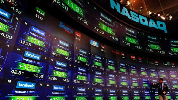 El precio de la acción de Facebook llegó a hasta los 43 dólares en su primera hora en el mercado.