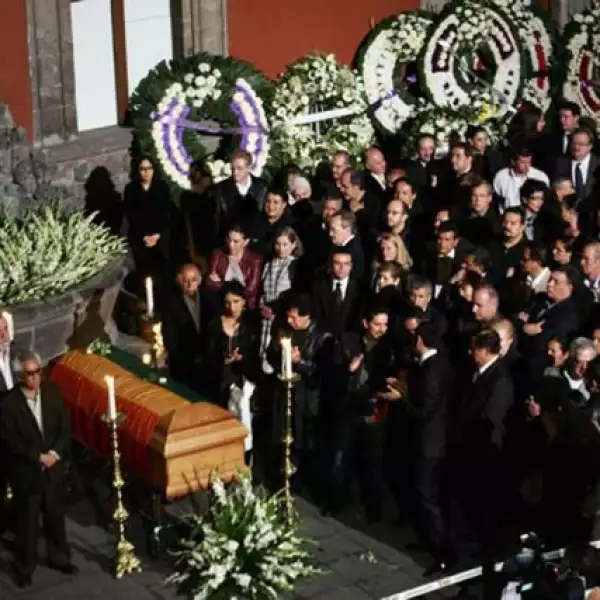 También montaron guardia los perredistas Alejandro Encinas y Pablo Gómez.