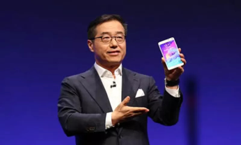 El Galaxy Note 4 tiene dos cámaras, una de 16 Megapixeles en la parte trasera y otra de 3.7 en la parte de adelante. (Foto: Reuters)