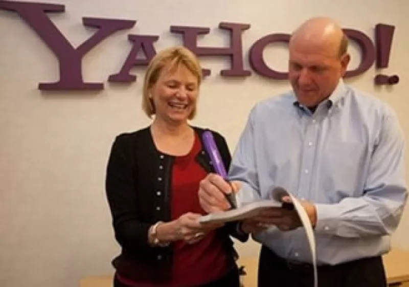 Carol Bartz y Steve Ballmer, presidentes de Yahoo y Microsoft, respectivamente, celebraron el acuerdo tecnológico entre ambas compañías. (Foto: Reuters)