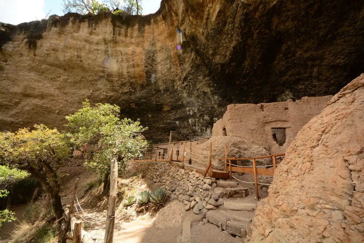 CASAS DE TIERRA EN UN CERRO