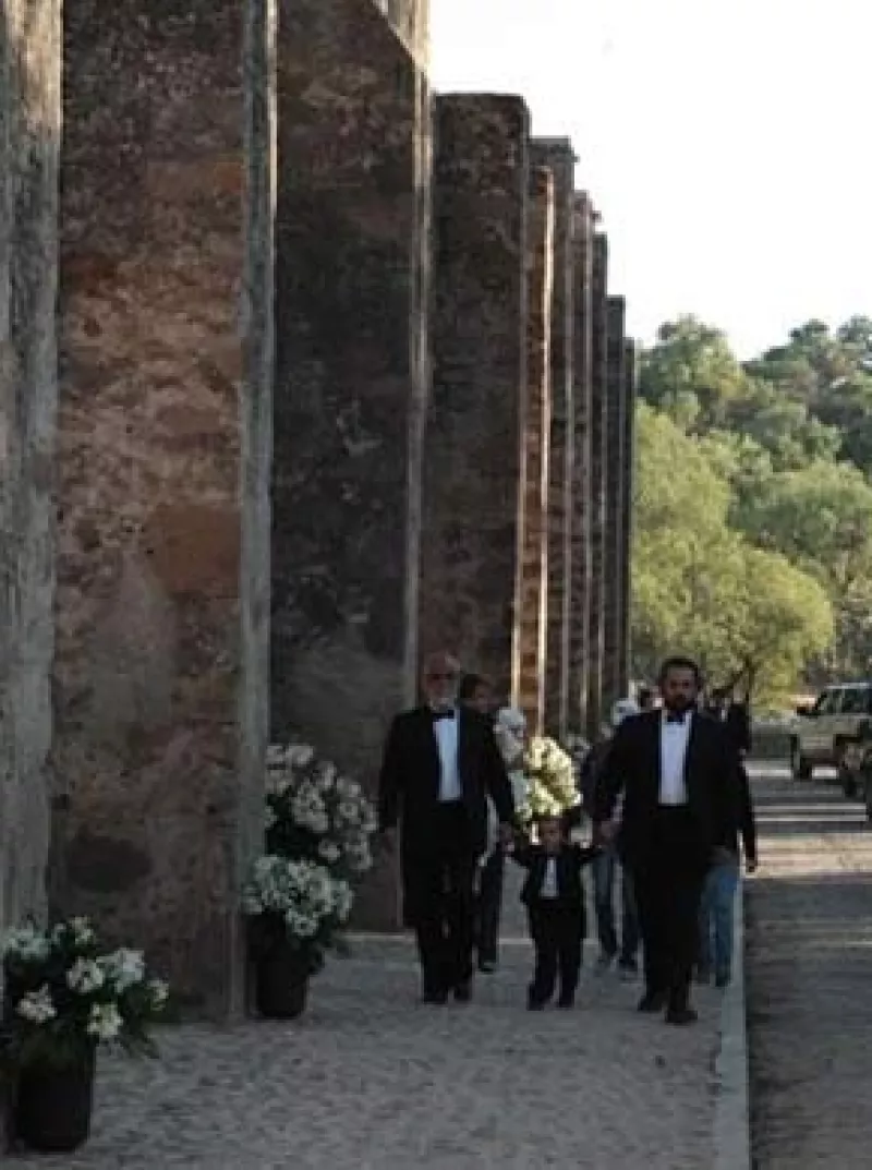 Una empresa utilizó camiones pesados para excavar y extraer los árboles de la comunidad de San Vicente, para después llevarlos a La Barranca, hacienda propiedad de Diego Fernández de Cevallos.