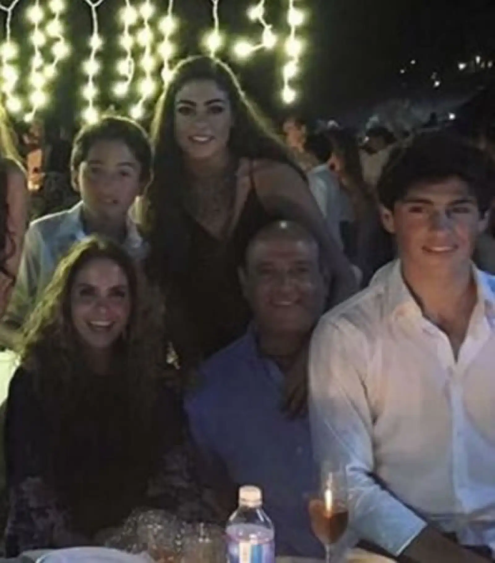 Lucero tiene muy buena relación con los hijos de Michel y subieron esta foto a Instagram festejando el año nuevo en Punta Ixtapa.