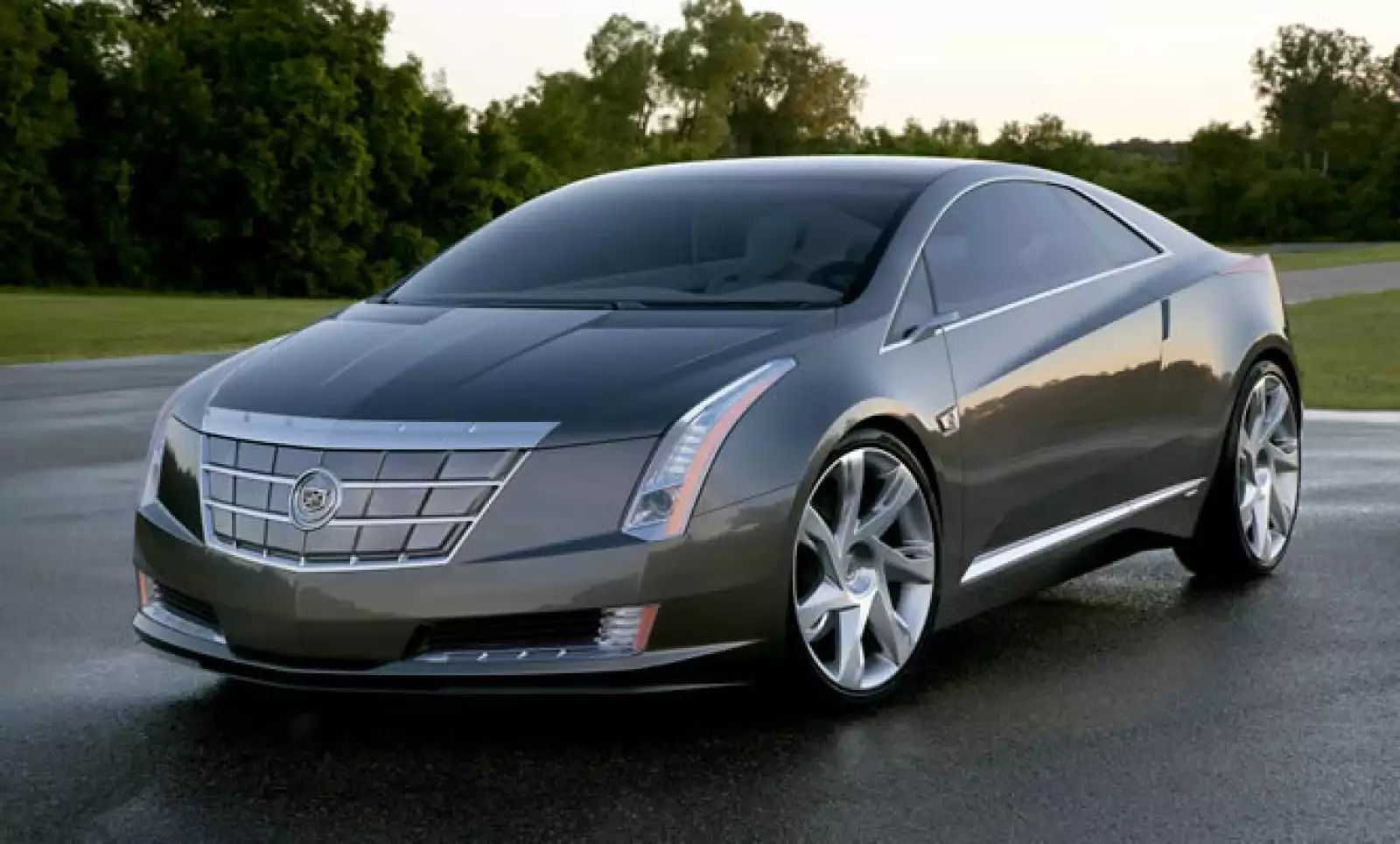 El sistema utiliza la electricidad como fuente primaria para mover al vehículo, sin utilizar gasolina ni emitir gases contaminantes por el tubo de escape.