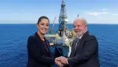 Claudia Sheinbaum y Lula da Silva dándose la mano y de fondo una plataforma petrolera