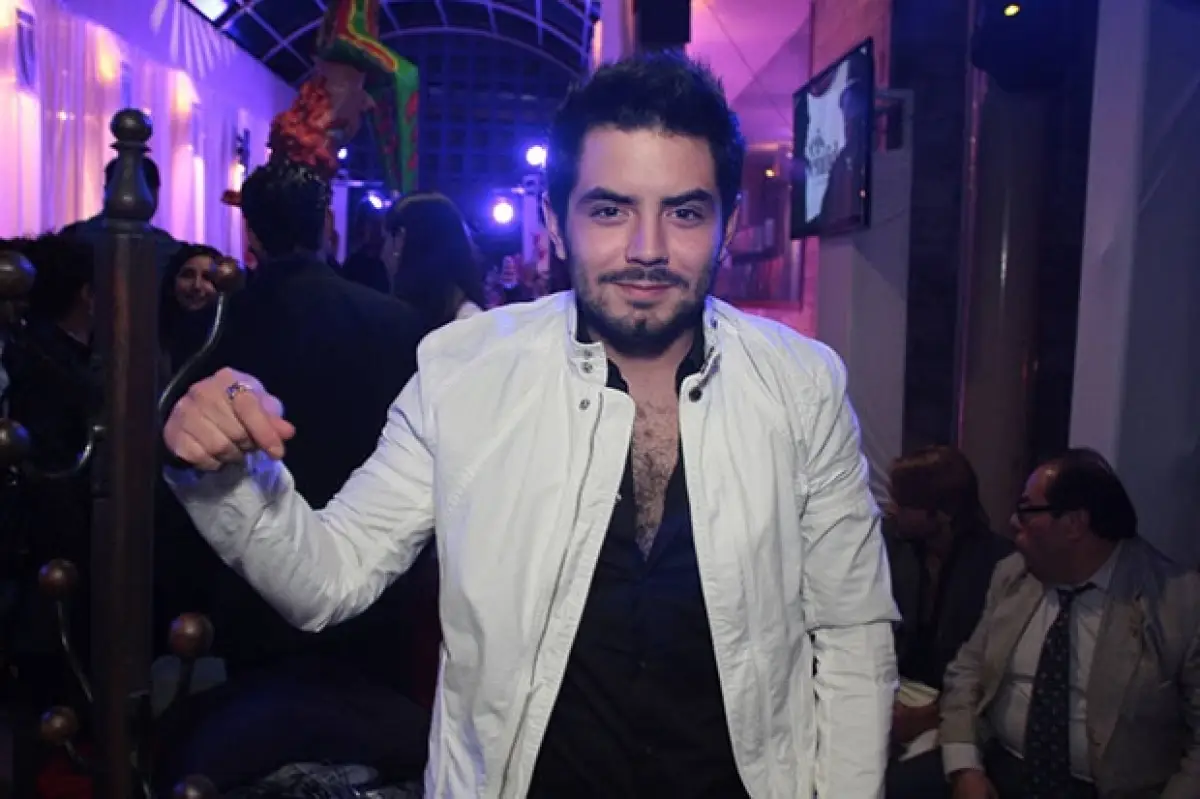 El hijo de Eugenio Derbez aclaró que no está peleado con su papá y que se ven poco debido a que los dos tienen agendas apretadas. Destacó que no le importa el acoso de la prensa