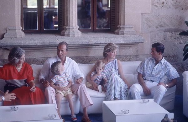 Reina Sofía, Rey Juan Carlos, príncipe William, princesa Diana, príncipe Harry y el príncipe Carlos