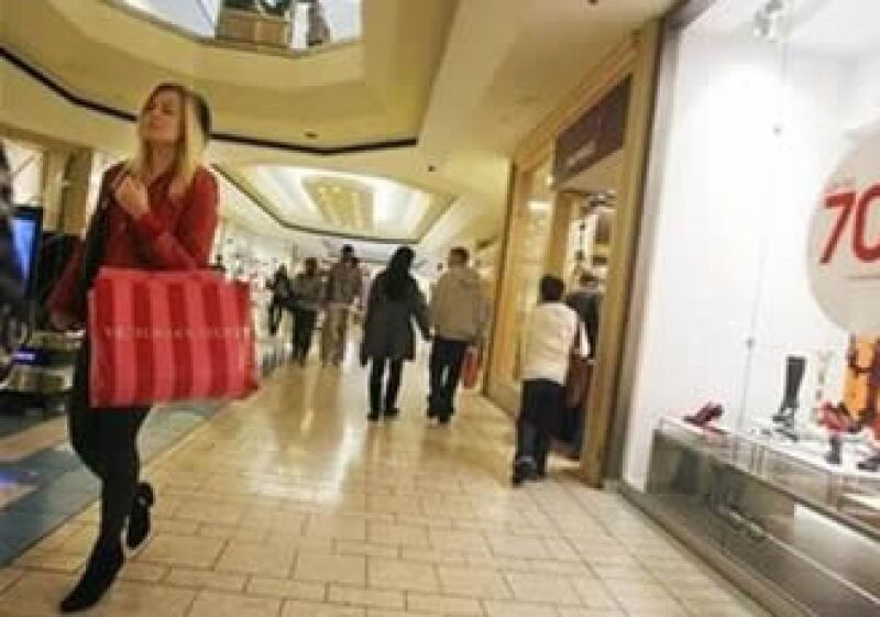 Las compras con tarjetas bancarias en EU se redujeron por la recesión económica. (Foto: Reuters)