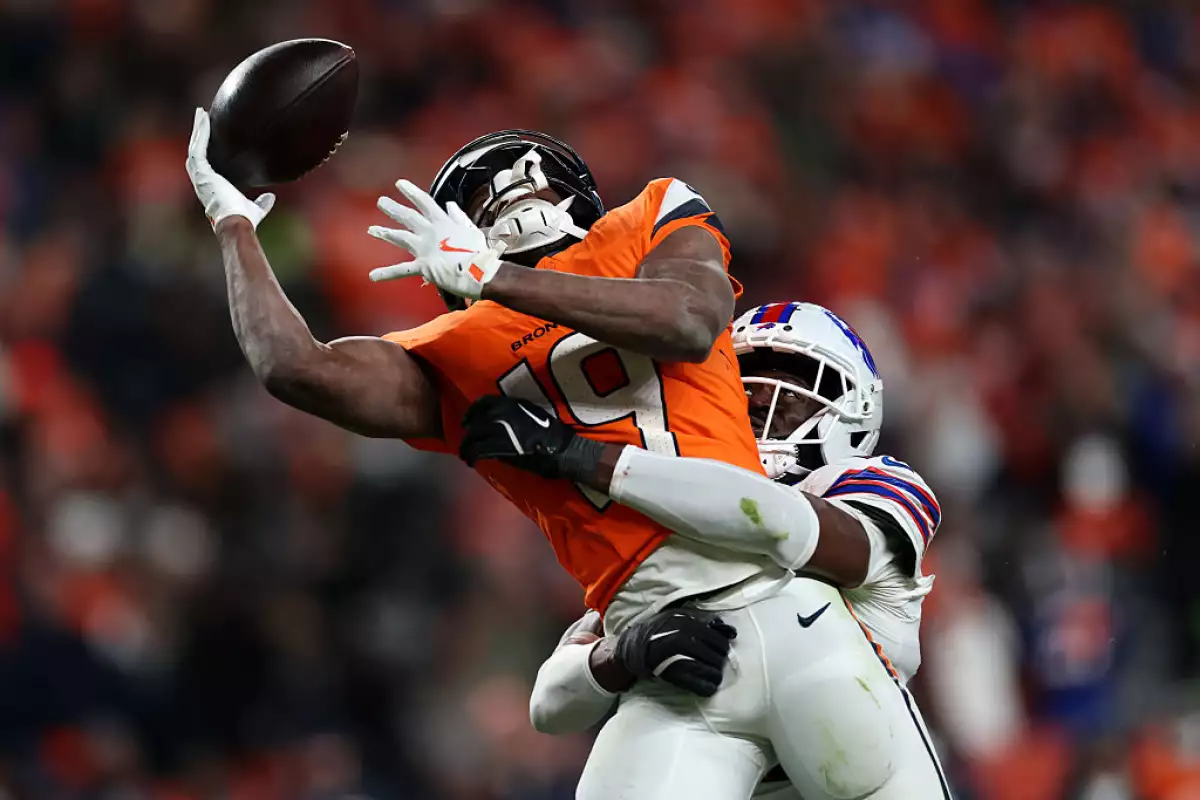 Foto de Marvin Mims Jr atrapando un balón en un partido de la NFL de los Broncos vs los Bills