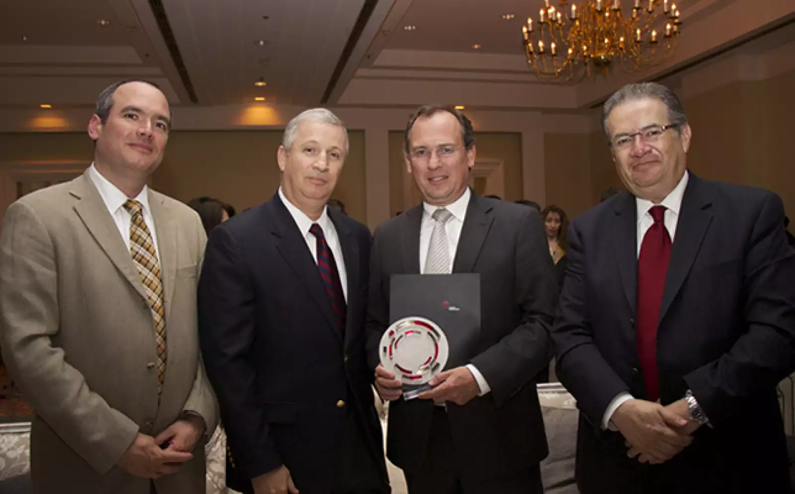Javier Gocher, director de MabeWay sostiene el reconocimiento y posa junto con Javier Burkle, director de Finanzas de Mabe y otros miembros del equipo.