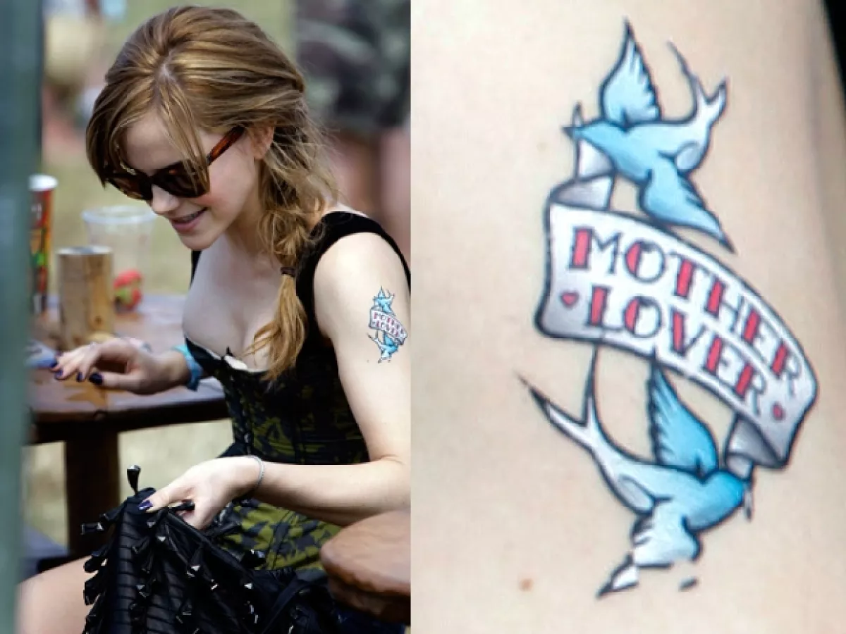 La actriz se tatuó la frase Mother Lover.