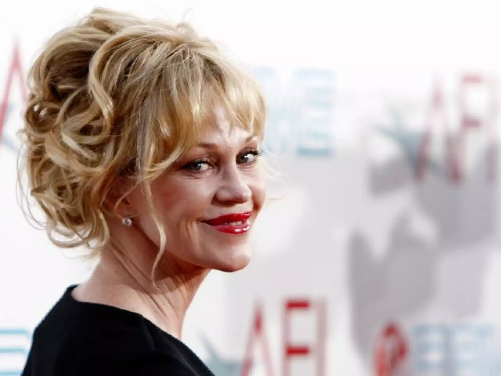 Sumada a la moda de los labios mega rojos llegó Melanie Griffith sin Antonio Banderas.