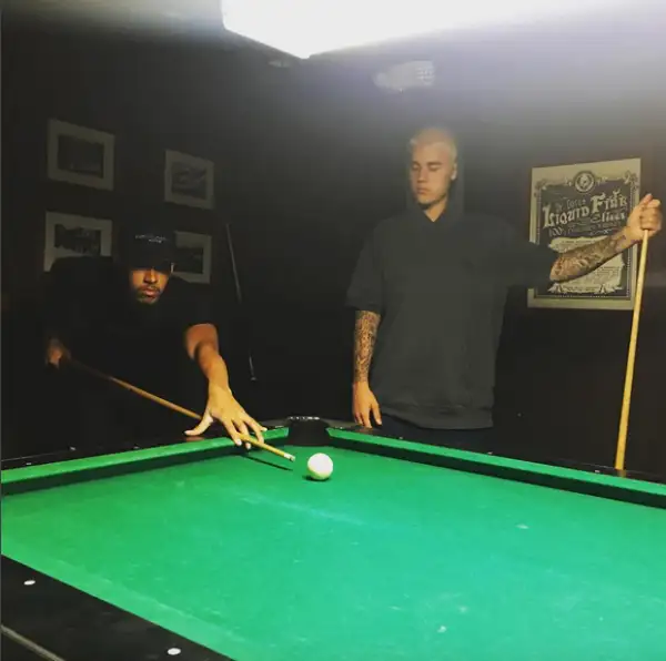 Justin mostró que estuvo jugando billar con el piloto inglés Lewis Hamilton.
