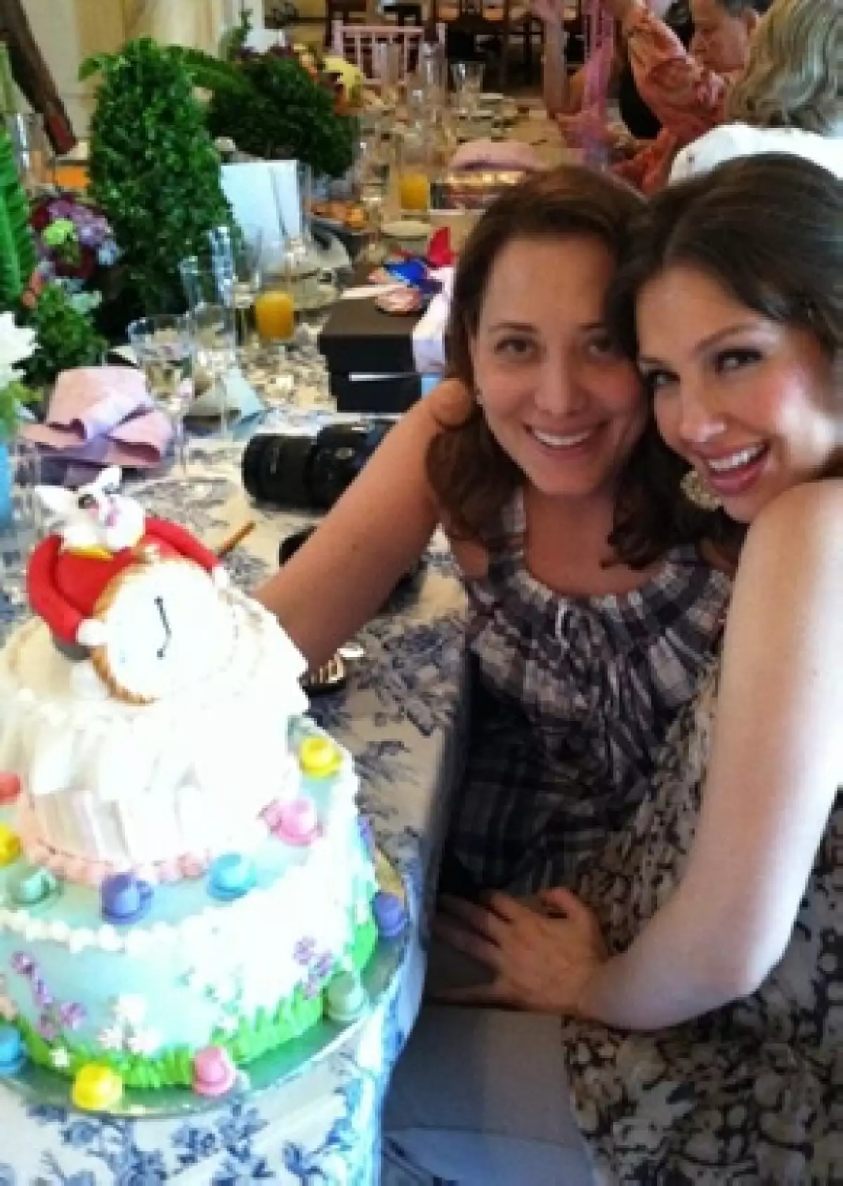 La actriz mexicana compartió en su cuenta de Twitter detalles y fotografías de su tercer baby shower, ante la próxima llegada de su segundo hijo.