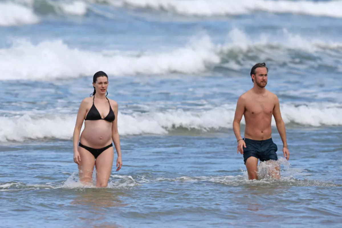 Luciendo un avanzado embarazo, Anne Hathaway, junto con su esposo Adam Shulman, disfrutaron de sus vacaciones decembrinas en Hawái.