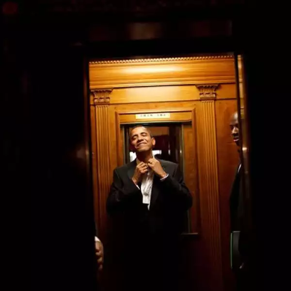 Temprano en la mañana del 21 de enero, el nuevo presidente, Barack Obama, se sube al elevador rumbo a la residencia privada de la Casa Blanca, después de acudir a la gala en su honor.