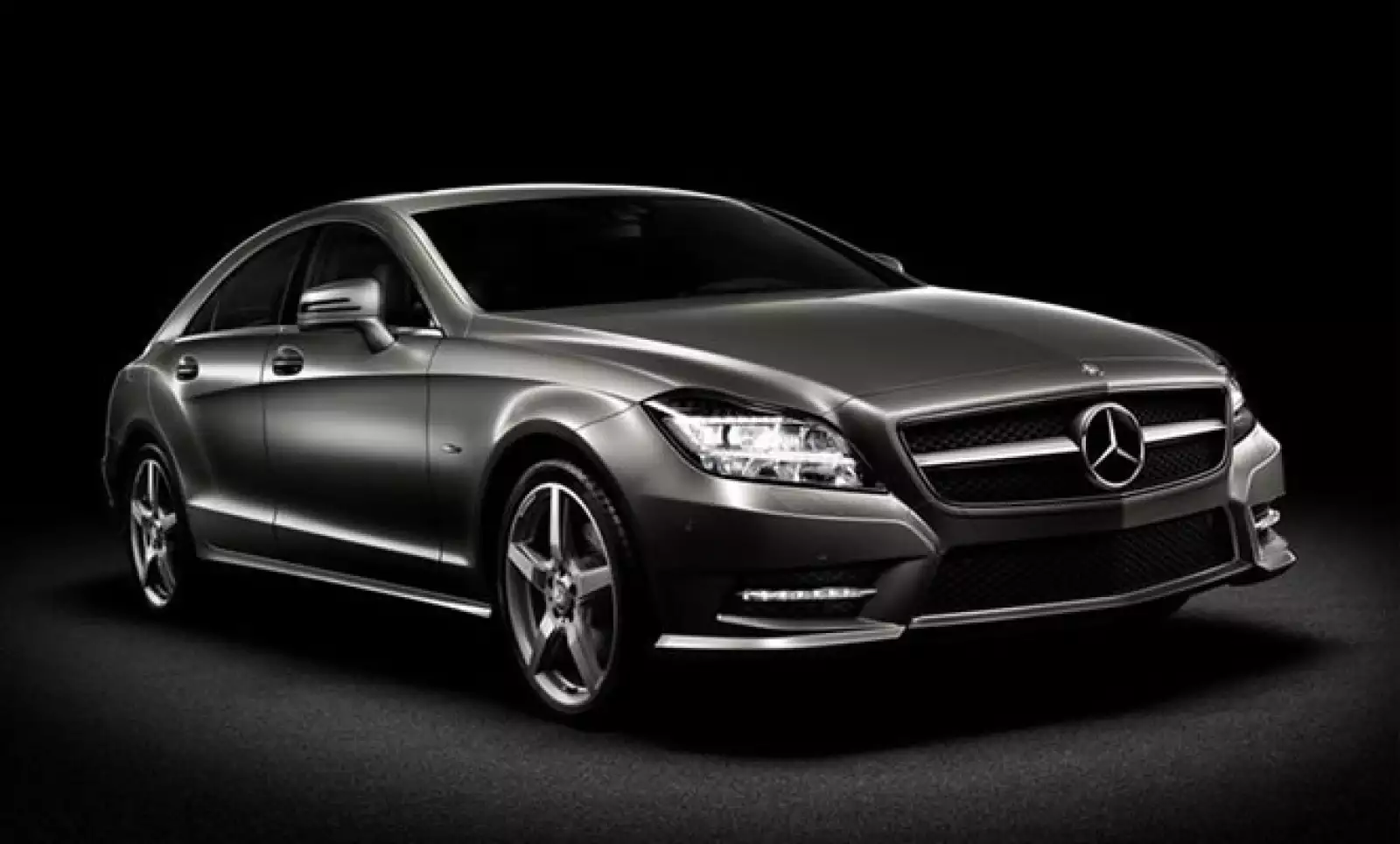 Al mirarlo de costado, observamos que la parrilla está más erguida que la del modelo anterior y que las salpicaderas muestran un arco muy marcado, como el Clase S.