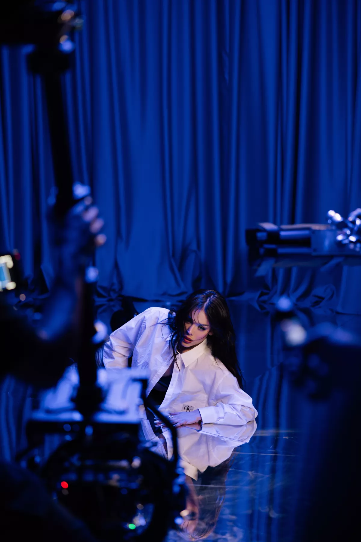 Danna usa Calvin Klein en el video musical de Atari, su más reciente sencillo