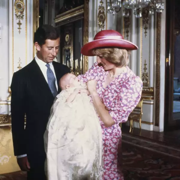 Carlos y Diana de Gales presentan a William, su primer hijo.