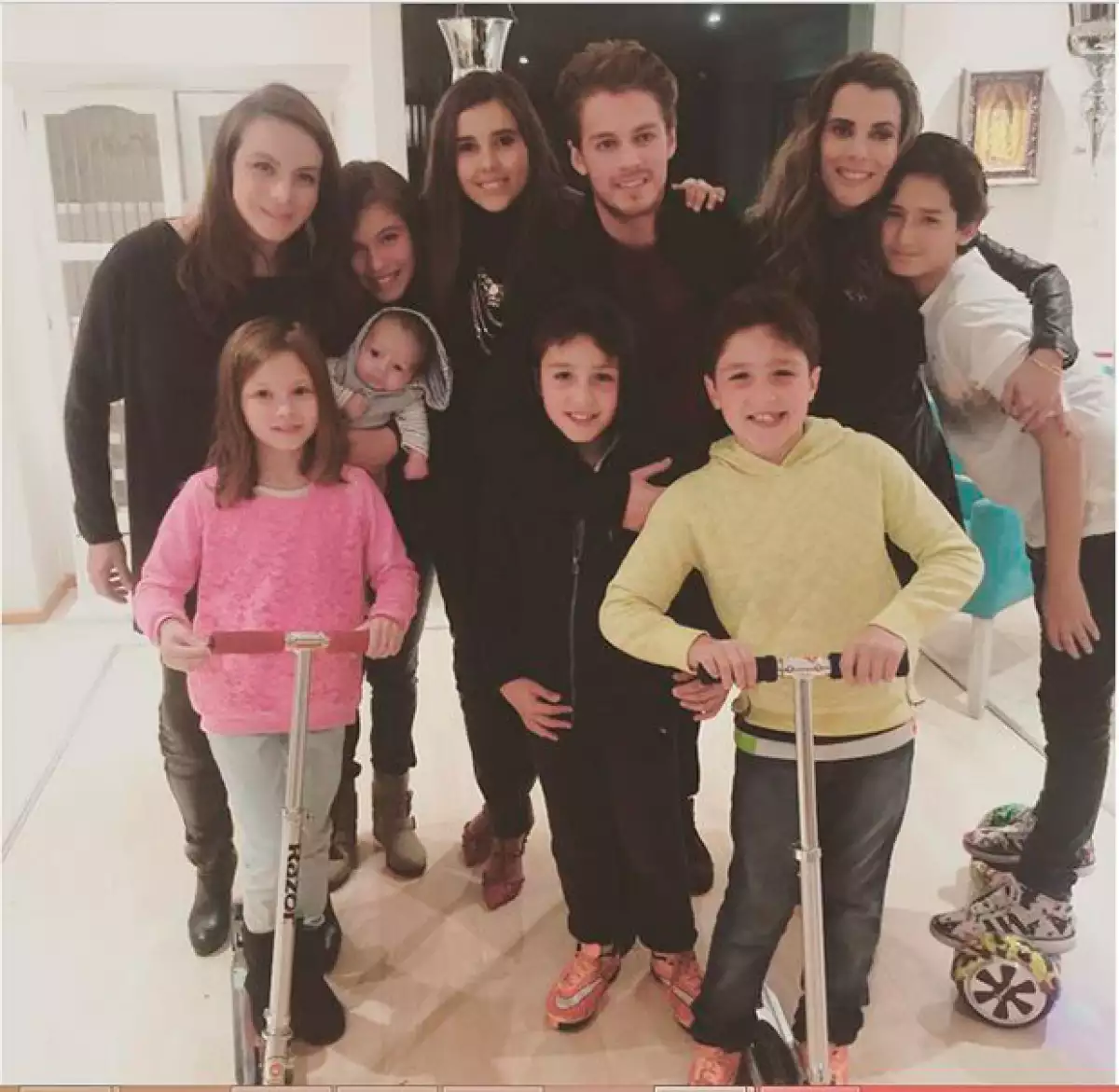 Parte del elenco de la exitosa telenovela se reunió para conocer al encantador León, nuevo "miembro" de su familia.