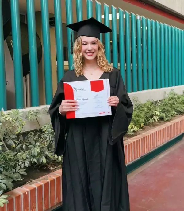 Mía Rubín se gradúa de la preparatoria