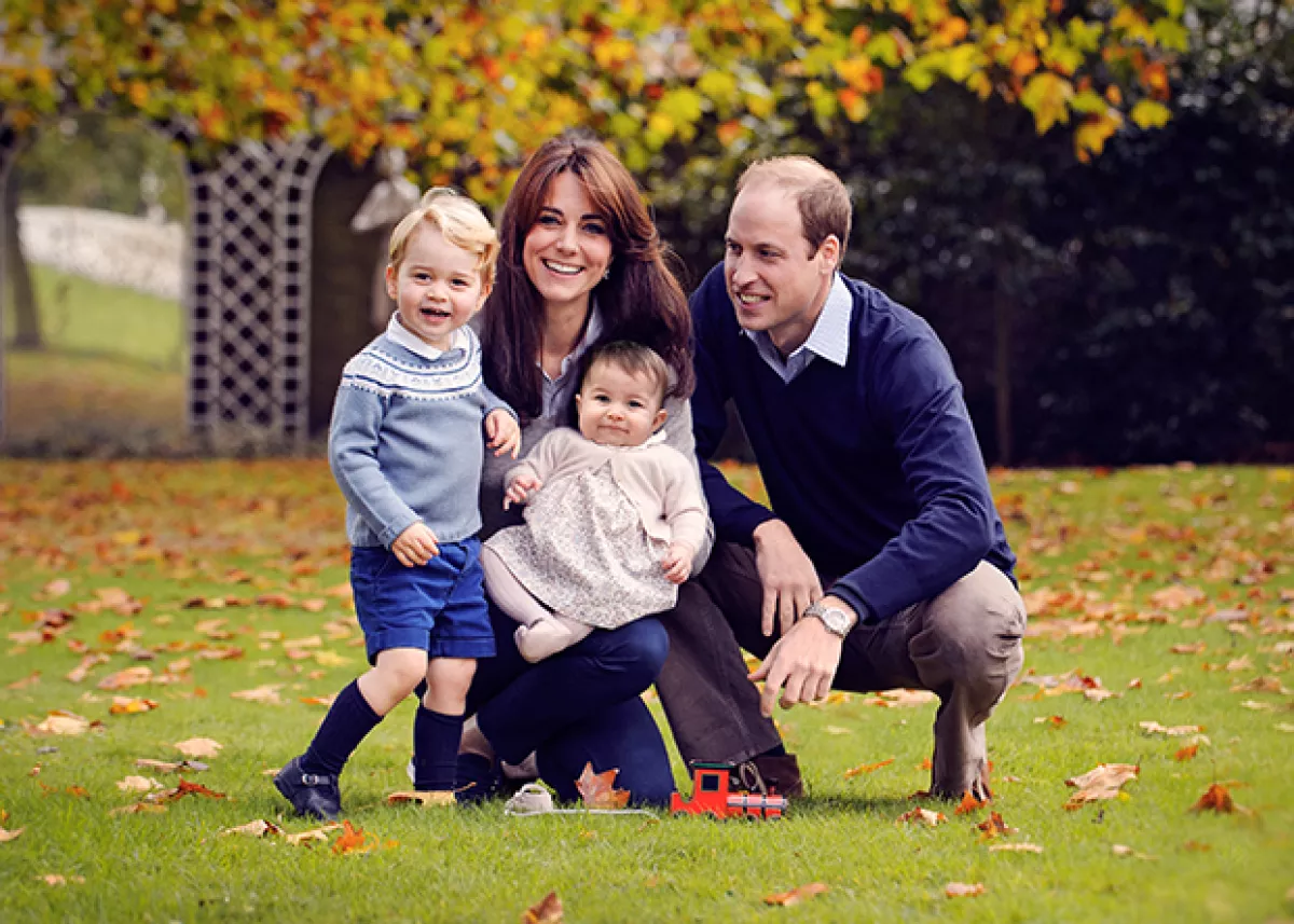 Con esta encantadora postal familiar, Kate y William anunciaron que George asistirá pronto a la guardería.