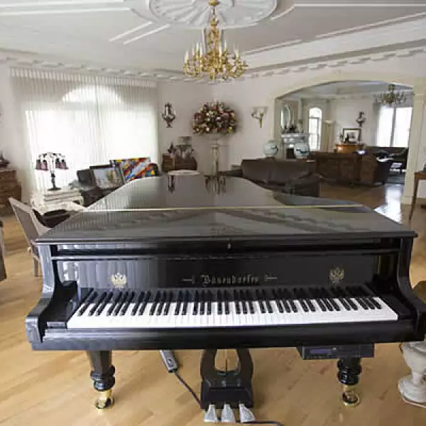 El dueño de estos bienes asegura que el dinero encontrado en muros, armarios y maletas en de su residencia era propiedad del PAN, y que colaboradores del presidente Felipe Calderón lo chantajearon y amenazaron con frases como “cooperas o cuello”.