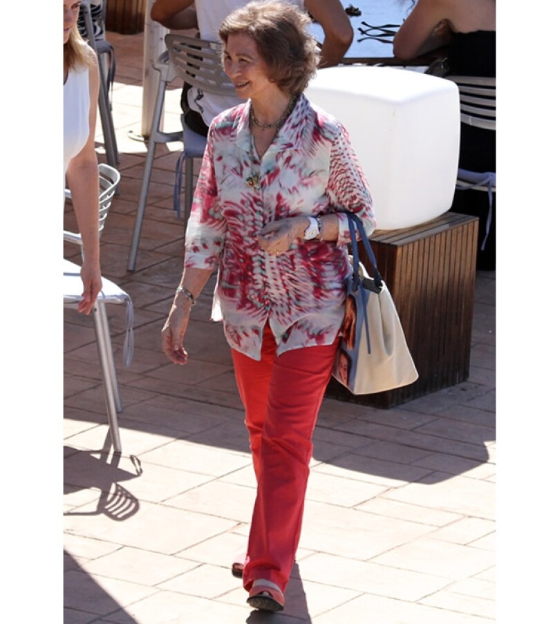 Doña Sofia causó gran simpatía en Palma Mallorca al vestir un tierno bolso que mostró la cara de sus ocho nietos.