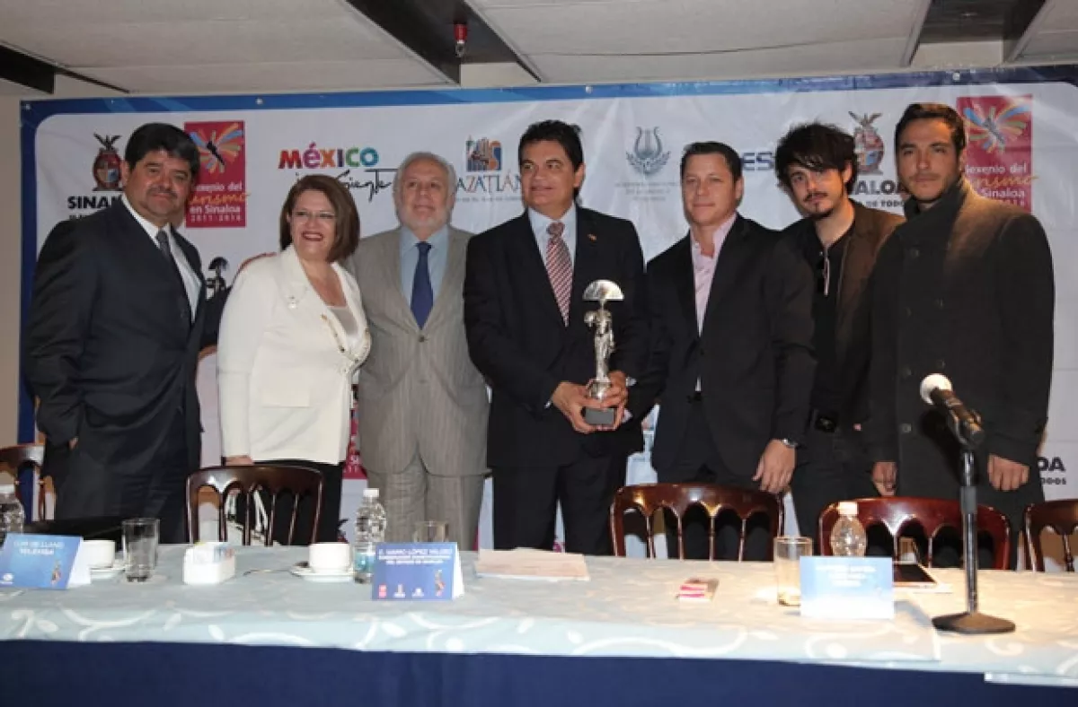 Luis de Llano Macedo y el gobernador de Mazatlán, Sinaloa, Mario Valdez, ofrecieron una rueda de prensa, para presentar al estado como nueva sede de la premiación.