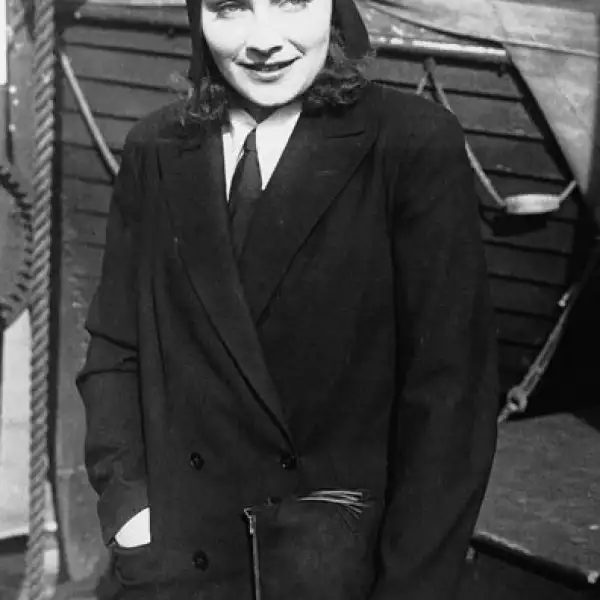 Greta Lovisa Gustafsson, su nombre real, nació el 18 de septiembre de 1905 en Estocolmo, Suecia, siendo la hija menor del trabajador de limpieza Karl Alfred Gustafsson y de Anna Lovissa Karlson.