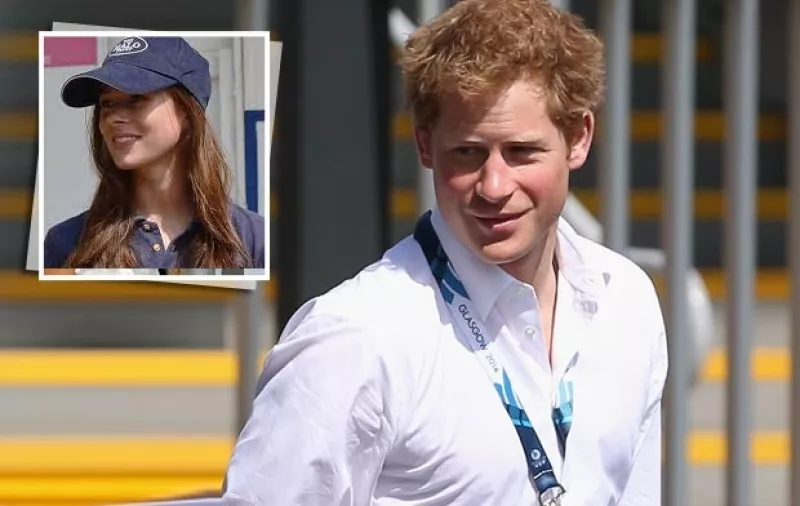 El príncipe pasó el fin de semana disfrutando de la compañía de la joven británica y unos amigos en un lujoso yate en Saint-Tropez.