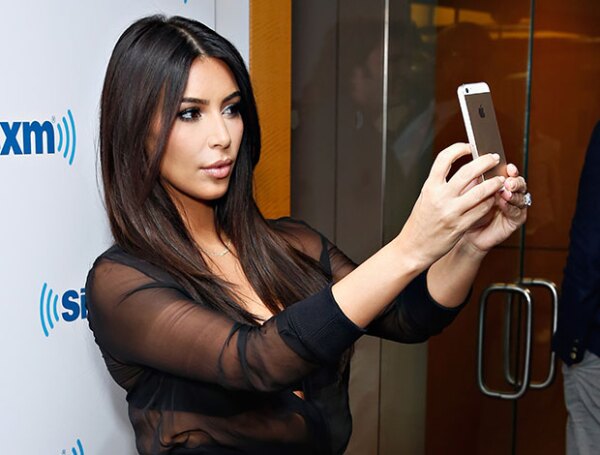 No será con la real, pero sí con su doble idéntica. El museo de cera de Madame Tussad en Londres revelará una estatua que tomará selfies con su celular cuando poses con ella.