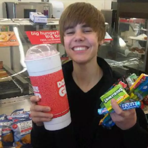 Parece que al joven Justin Bieber le encantan los dulces. ¡Yumi!