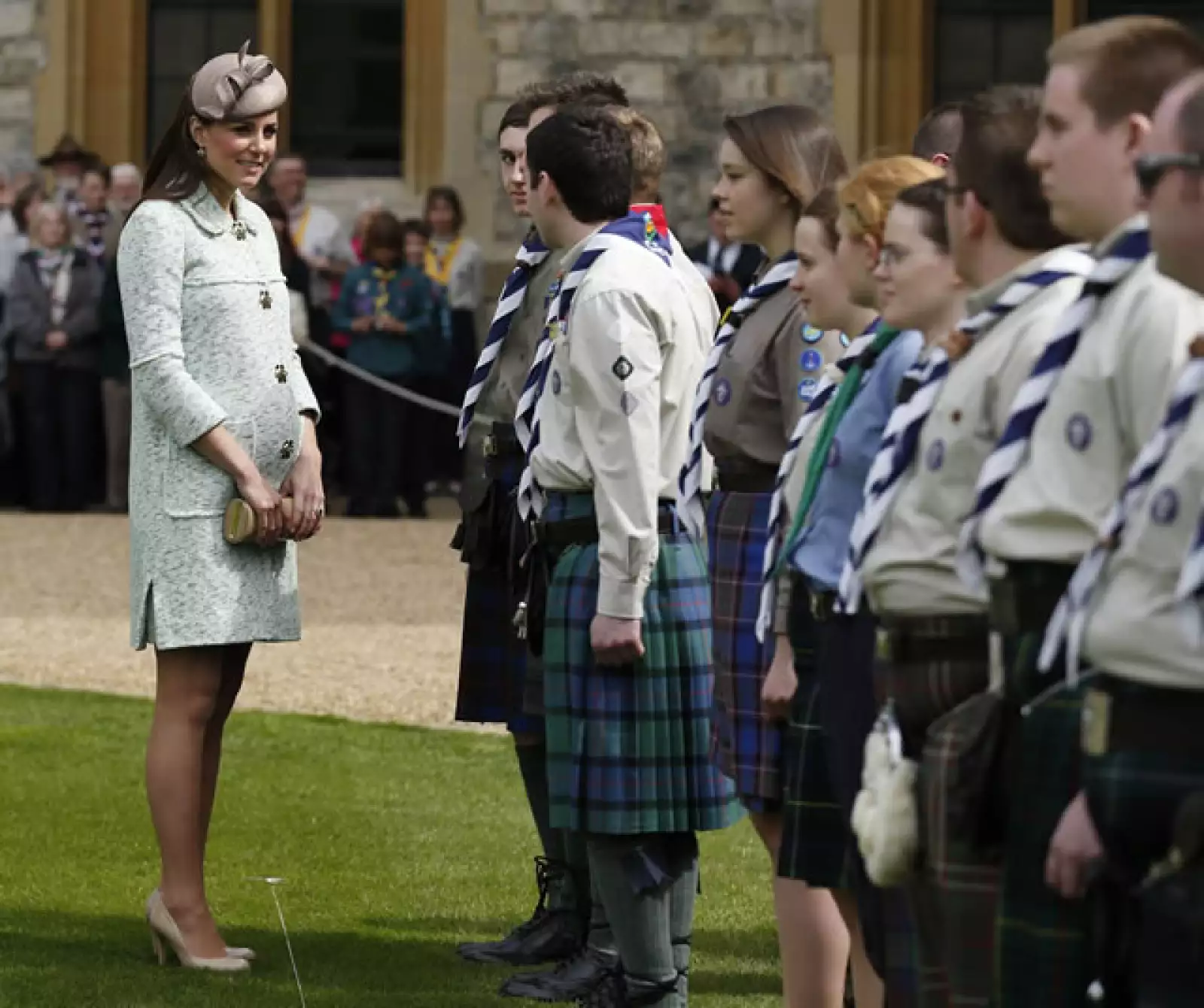 Muy amigable, Kate conversó un momento con algunos de los Scouts que asistieron al importante evento en el castillo de Windsor.