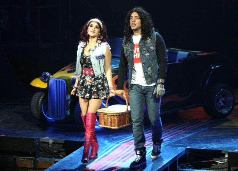 Dulce María en el papel de Sherrie junto a Vadhir Derbez en el musical Rock of Ages.