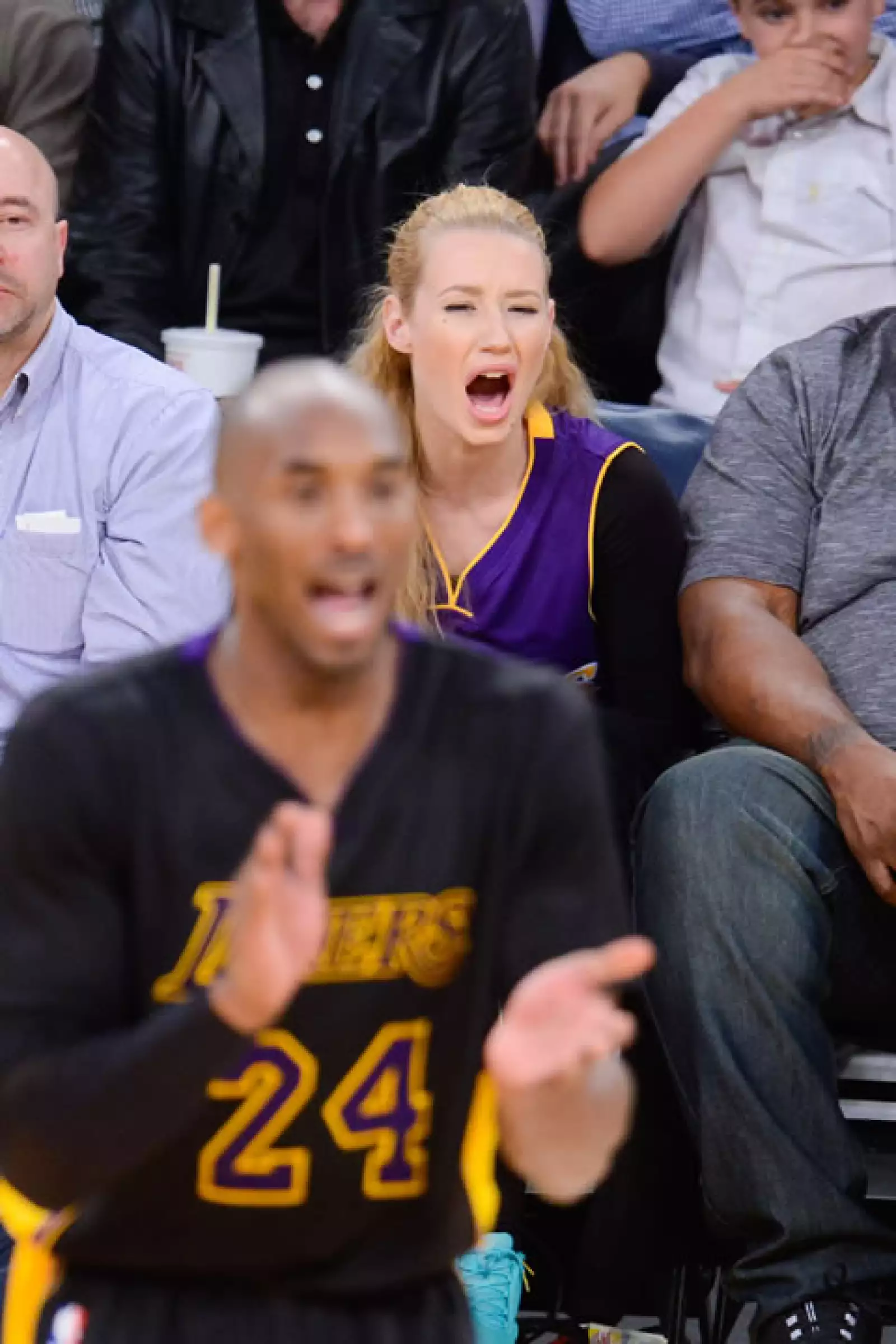 ¿A quién le gritas Iggy? Así se mostró la artista en el juego de Los Lakers en Los Ángeles.