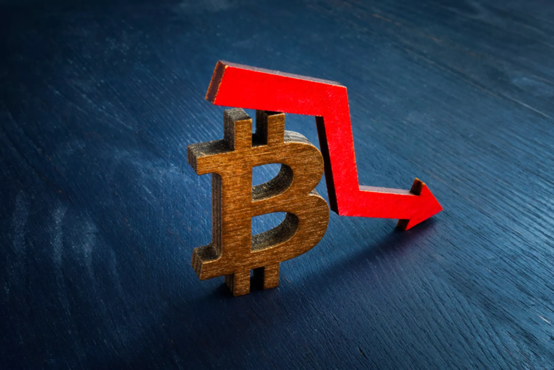 Signo de bitcoin con fecha hacia abajo